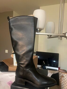 Nine West Beige Box with Black Logo